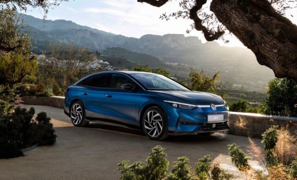 Въпреки че американците се дистанцират от седаните, Volkswagen се противопоставя на тенденцията с предстоящия ID.7 . Електромобилът с четири врати ефективно замества Passat и пристига с конфигурация с един мотор и задвижване на задните колела, при мощност от 282 к.с. Батерията е капацитет от 77,0 kWh, заимствана от кросоувъра ID.4, и трябва да осигури около 500 км пробег.